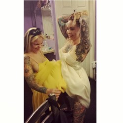 ellestanger:  It’s 97° outside buuuut there’s a fan in the locker room…. @luckydevillounge @yourtoxicaddiction (at Lucky Devil Lounge) 