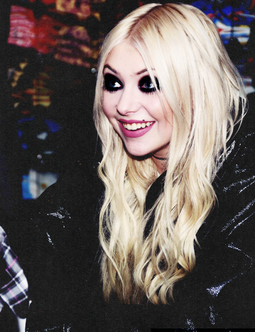 worldmomsen:  50/50 photos of Taylor Momsen. 