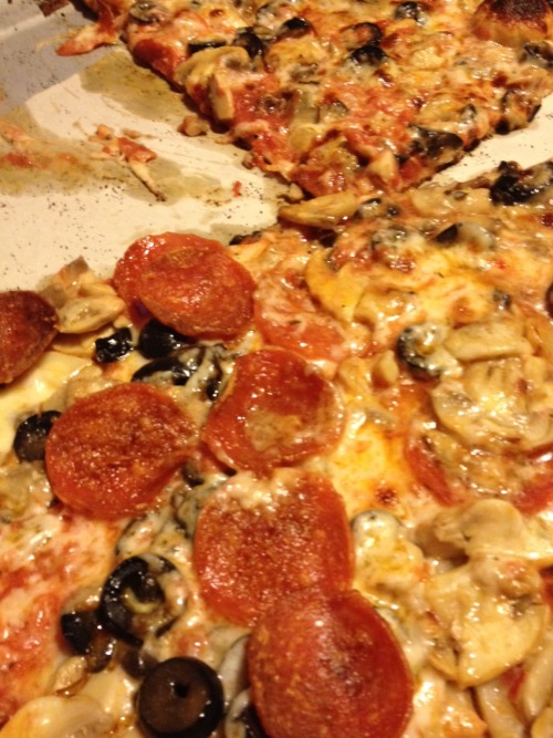 demonbloodsausagedog: New Haven pizza Reblogging because this is from #11 (you have to wait in line 