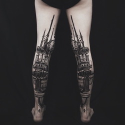 jedavu:  Stunning Diptych Tattoos Form Landscapes Across the Backs of LegsTattoo artist Houston Patton crafts intricate landscape scenes that span the back of his client’s legs. Working under the name Thieves of Tower, he collaborates with artist Dagny