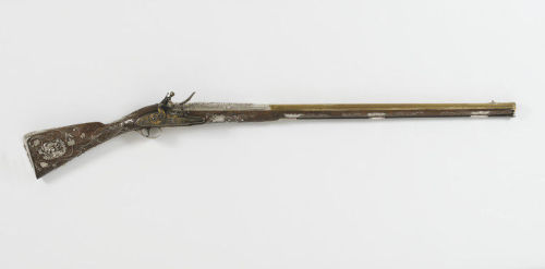 An ornate gold and silver decorated air rifle crafted by Johan Gottfriede Kolbe, circa 1735. Compres