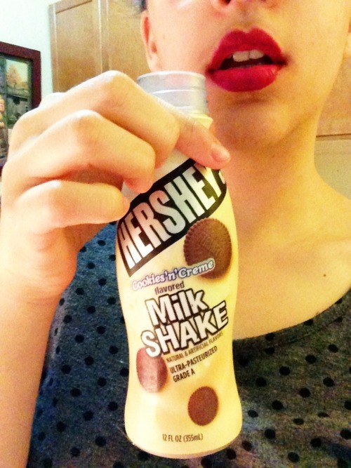 getsuswet:  slut-overload:  soooo good  lily  My milkshake brings all the boys to the yard…