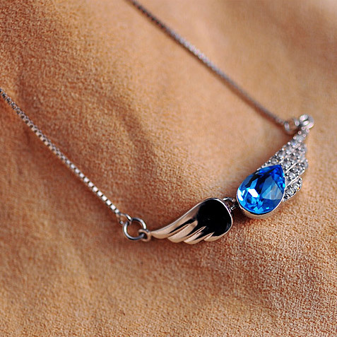 Bright and sizzling ocean blue sapphire scintillates from an exquisitely detailed, hand-crafted plat