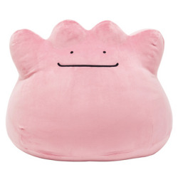 zombiemiki:  A huge size Ditto plush will go on sale exclusively through the JP Pokemon Center Online store starting August 6th. This plush is not only really big but also incredibly squishy!  This Ditto plush weighs close to 4 kg and shelf price is ~财