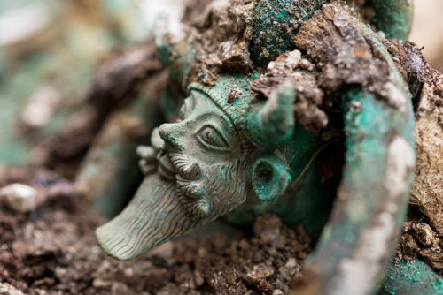 fuckyeahvikingsandcelts: An exceptional Celtic royal tomb has been found in eastern France A tomb fr