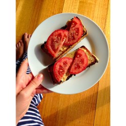 recoveringbambi:  holy moly yes 🙌 tomato and hummus on #glutenfree toast 🍅 #snackoclock