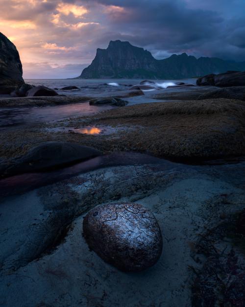 oneshotolive:  Midnight at Uttakleiv in Lofoten, Norway [OC] [6051x7564] 📷: SimenGjelsvik 