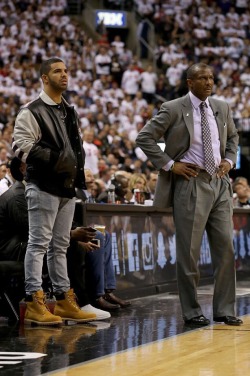 praduhhh:  bumbarbie:  niggasandcomputers:  Toronto Head Coach and Toronto Team Mom  drake out here lookin like ur friendly bowlegged thot  when your son misses all his foul shots when the game is tied with 2 seconds left
