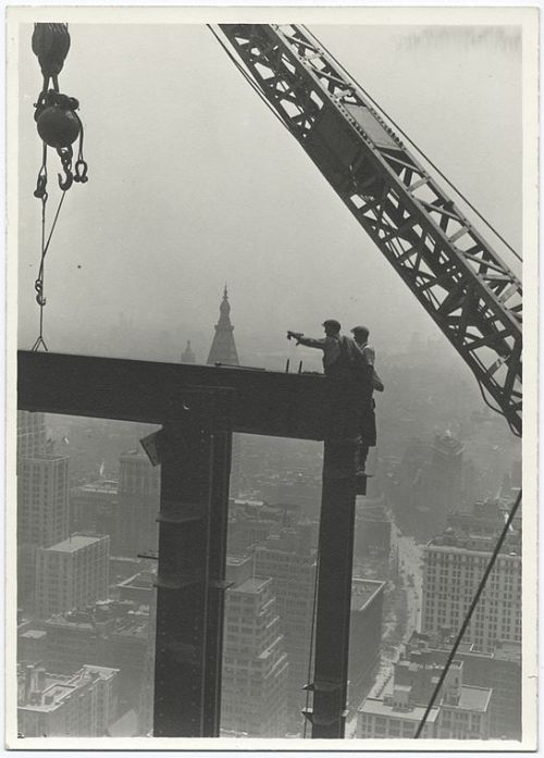 PHOTO - The construction of the Empire State Building. l Via Buzzfeed.