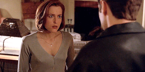 kittenscully:scully + the gray cardigan in 4x20: small potatoesWait that’s not Mulder?