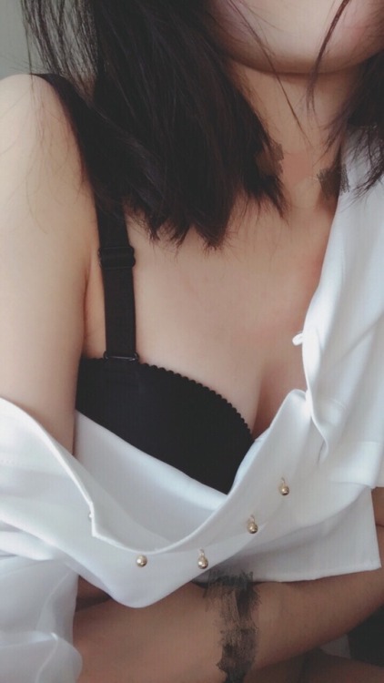 antoniooooooooo:今天穿这样出门好不好～小奶头需要哥哥们揉一揉才能硬起来呢 只需要小哥哥的视奸骚货也会忍不住发情把