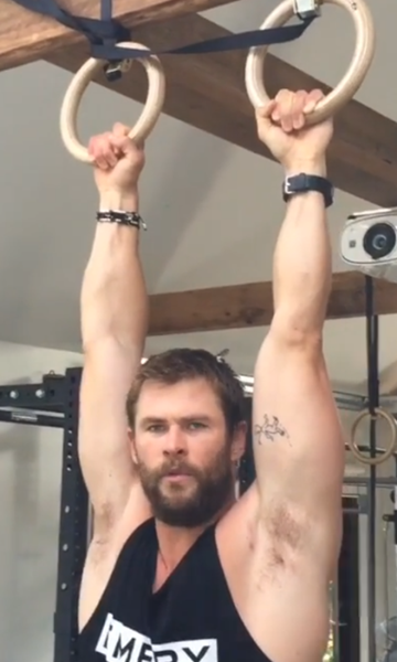 male-and-others-drugs:   Chris Hemsworth shirtless