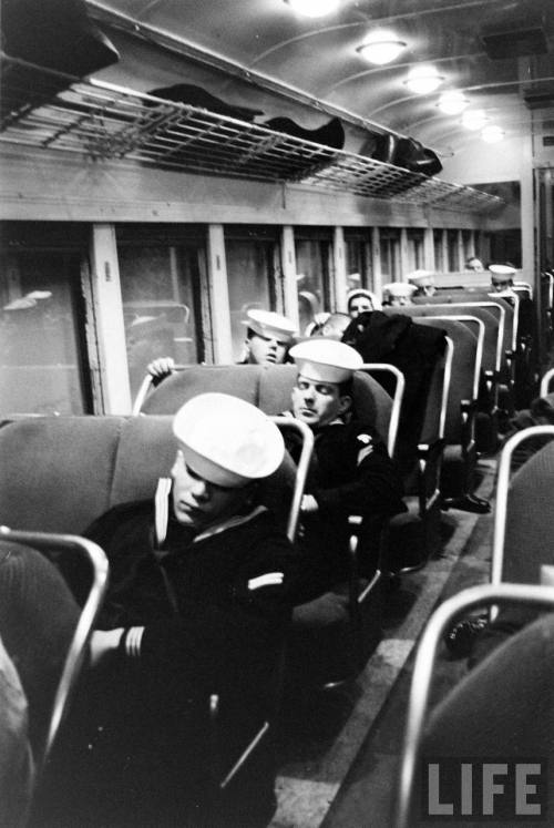 Sailors sleeping on the Chicago North Shore and Milwaukee Railroad(Francis Miller. 1963)
