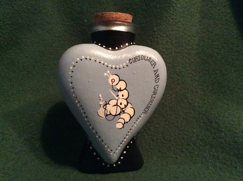 thelittlestpurplecat:SHOP FEATURE: Hand Painted ‘Alice in Wonderland’ BottleThis hand pa