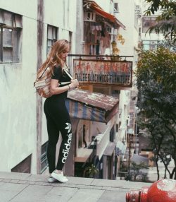 teens-wearing-yoga-pants:  Alyssa Barbara