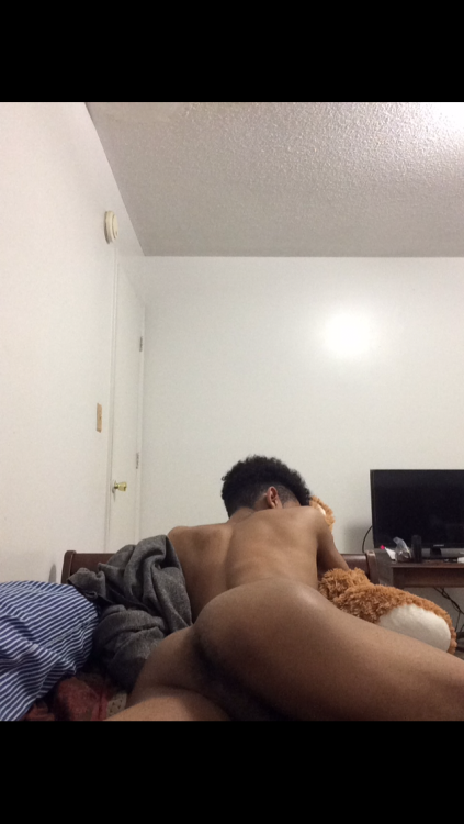 dreswaveii:  Cause lil booties matter 🤤
