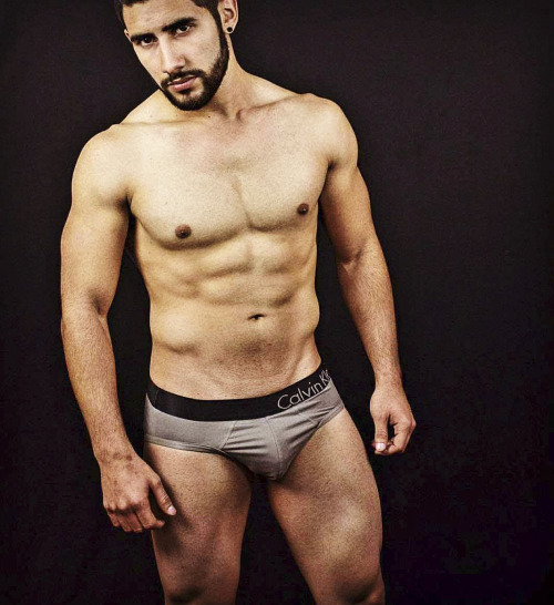 heterosreales:   Alejandro, guapo macho hetero mexicano Tiene solo 21 años y es el hombre mas perfecto que he conocido. Guapo, con linda barba, buen cuerpo, juega americano y es muy sexy. Disfruten de sus fotos! Solo en: www.heterosreales.tumblr.com