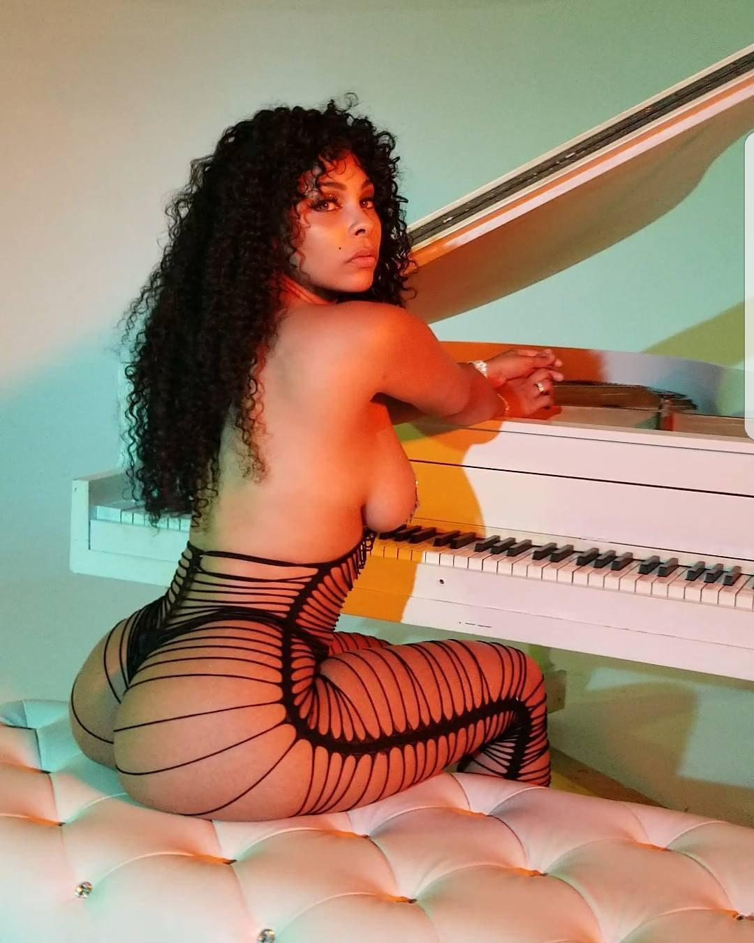 sexyvideosonline:   lady_lebraa  