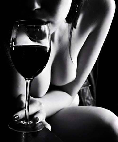 Ella gli volse uno di quegli sguardi  che lo ubriacavano come calici di vino. -G.