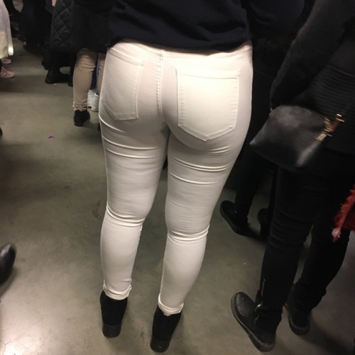 I just love a good butt in white jeans