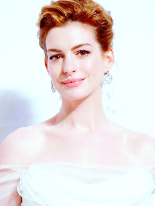 Anne Hathaway at the ceremony of LGBTQ rights for the National Ally for Equality Award (2018) 