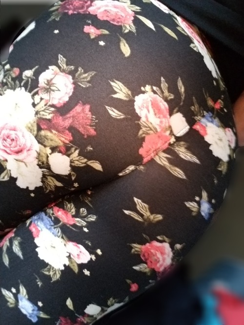 cockcrazedhotwife: For those that appreciate leggings  You’re welcome!