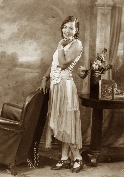 twixnmix: Portraits by James Van Der ZeeMiss Suzie Porter (1915) Garveyite Family (1924)Dancer (192