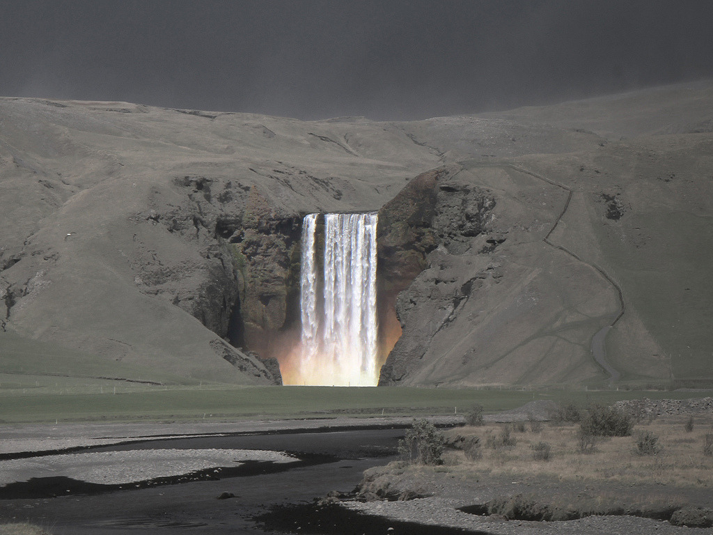 ivoryunknown:
“ nobodyiswatchingus:
“ Waterfall amidst a mountain covered in ash after a volcano eruption.
Taken in Iceland.  ”
Holy shit
”