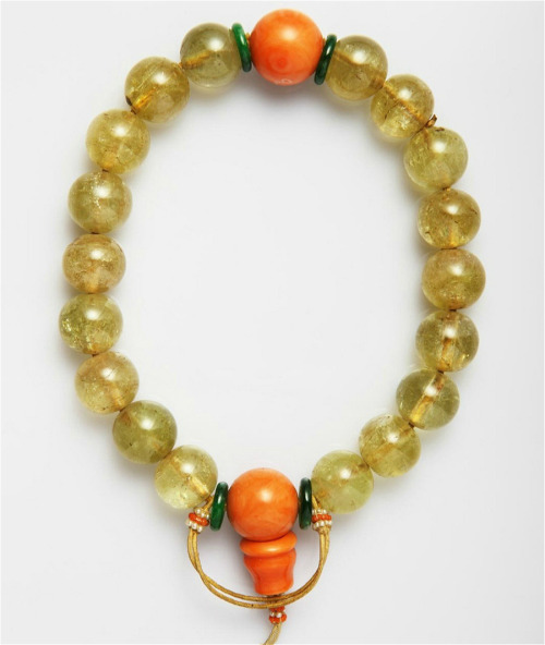 Buddhism jade beads of empresses in Qing dynasty collected by Palace Museum via 故宫博物院.