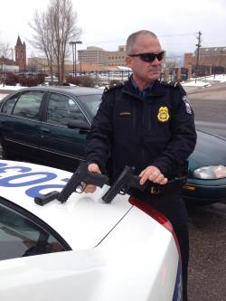 ohheyitsshanaj:social-darwin-awards:A police officer compares his sidearm to a BB gun recovered during a school fight. (reddit)  So can we stop accusing cops of being stupid for not seeing the difference  ^^^^