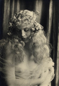 vintagechampagnefever:  Bohemian silent screen actress Dolores Costello  