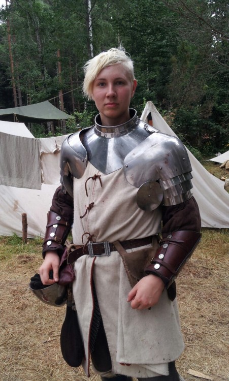 I am tired, my feet hurt and my headache is out of this world, but this larp was truly awesome. Wearing armor is so much fun. It is a shame the ringmail isn’t visible, however.