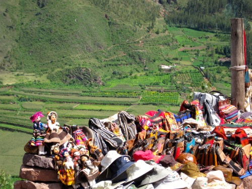 Mirador con vendedor de tesoros turísticos, cerca de Pisac, Perú, 2010.