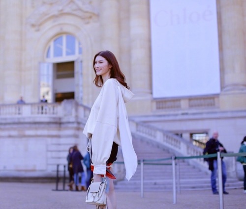 HE SUI wearing CHLOE SPRING 2017 READY-TO-WEARSource: jiephot