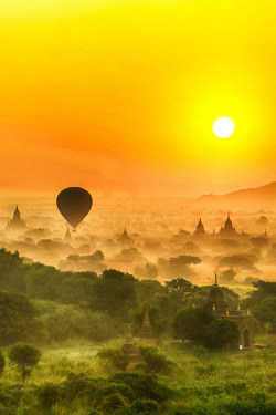 atraversso:  Sunrise in Bagan - By Larry Li 