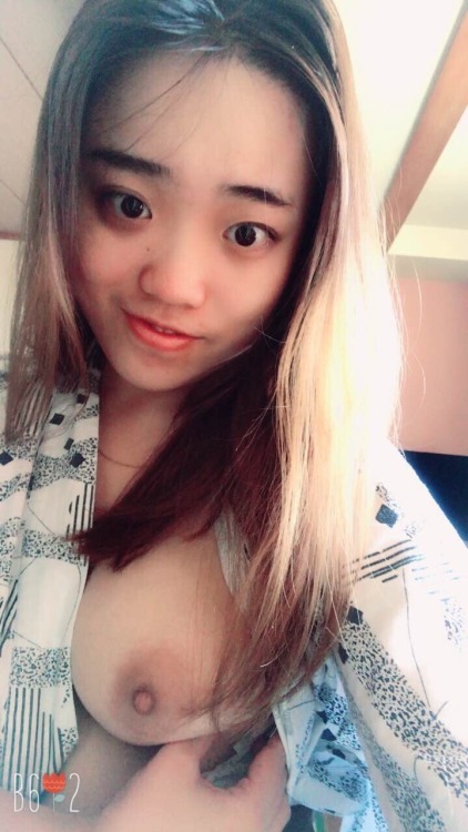 zipaitaotu: 母狗小女友露出贱奶子等着大家羞辱,!发来打飞机颜射的照片，小女友一定很喜欢大家尽情—– 投稿者：匿名