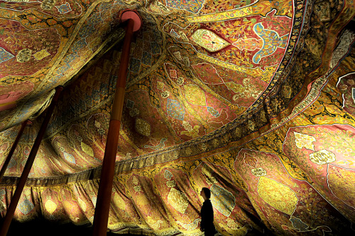  Incredible and gorgeous 17th century Ottoman tent from the Dresden State Art Collections. 