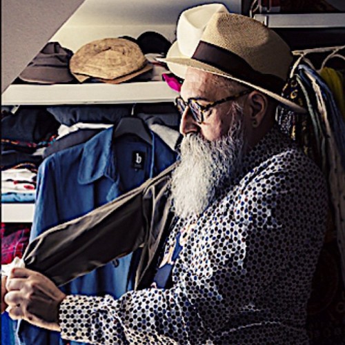once again a pic of Mooris shooting @mooris_shop of there home story in my walk-in-closet! #geroldb