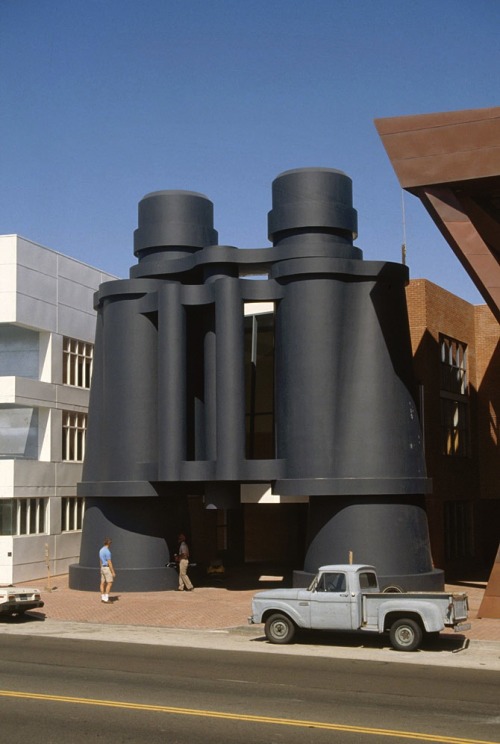 wandrlust:Binoculars Building (Chiat/Day Building), Venice, California, 1991 — Frank GehryNow home t