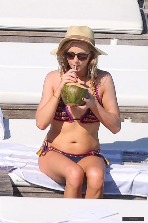 dreamslands: #NEWS #PHOTOS #EXCLUS Candice at the pool of her hotel in Brazil  (05/05/17) 