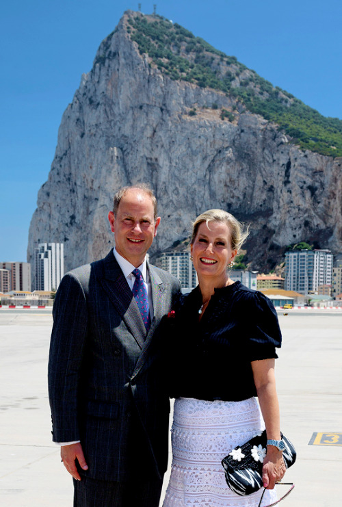 theroyalsandi: The Earl and Countess of Wessex pause in front of The Rock of Gibraltar before boardi