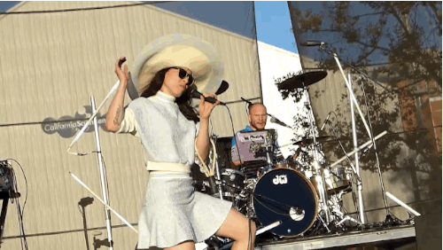littledraken:  Yukimi doing ‘the thing’ during Klapp Klapp performances 