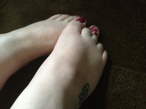 omganniephanny:  omganniephanny:  omganniephanny:  I’ve gotten a lot of feet requests. Would you believe I’m actually incredibly insecure about my feet? I feel like they’re short and chubby and not how feet are supposed to look. But, in the spirit