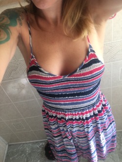 kinkywife33:  Perfect day to wear a dress with no underwear hopefully won’t be to windy today lol