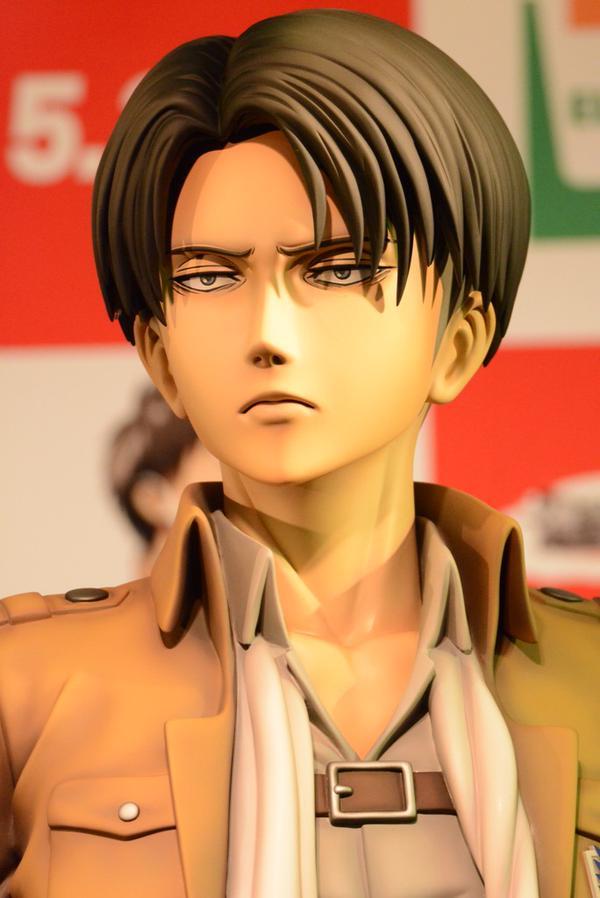 Close-ups of the life-size Eren &amp; Levi figures unveiled at today’s SnK