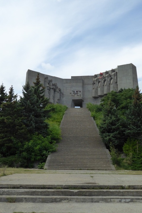 Das Denkmal bulgarisch-sowjetischer Freundschaft in Varna (26.7.18). Ein unglaublich klobiger Klotz 