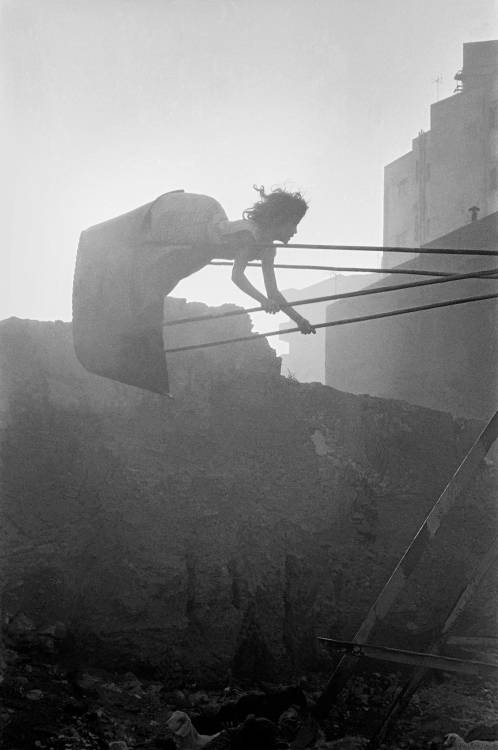 Frank Horvat, Swinging girl, Cairo, Egypt,