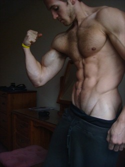 jdjdjx:  Adam Chartlon, British body builder.