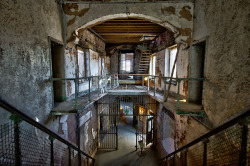 abandonedandurbex:  The abandoned halls of Eastern State Penitentiary [1800 x 1198]