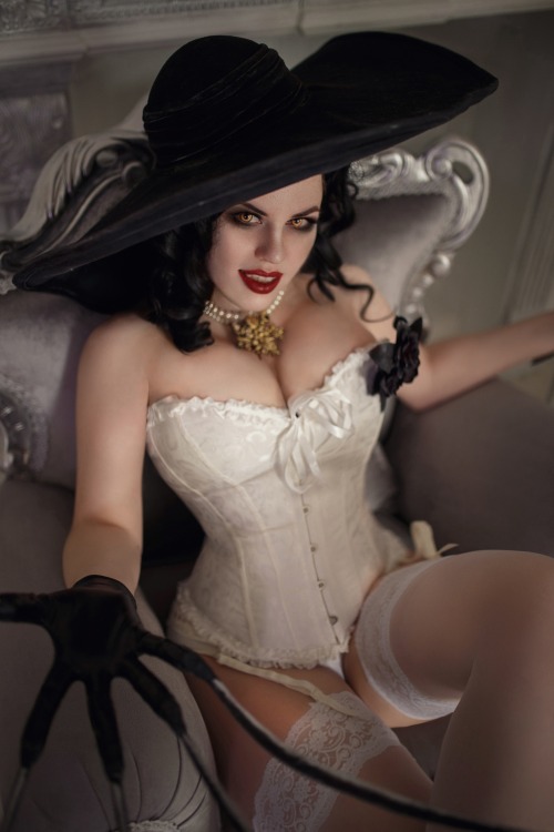 elinaline: cosplaybest:Model: Alice Cosplay (Instagram)Character: Lady Dimitrescu (Resident Evil Bio